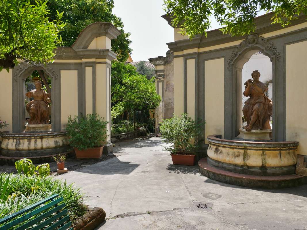 Kláštor San Gregorio Armeno - prechod od fontány k nádrži