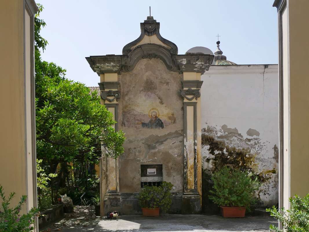 Kláštor San Gregorio Armeno - ovládanie fontány s freskou sv. Benedikta