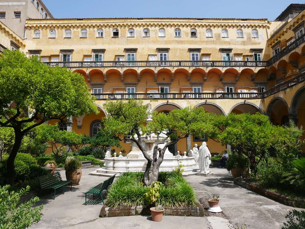 Kláštor San Gregorio Armeno - fontána od nádrže