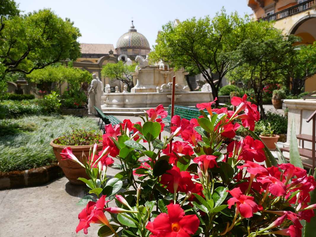 Kláštor San Gregorio Armeno - blížime sa ku vstupu a hlavnej fontáne