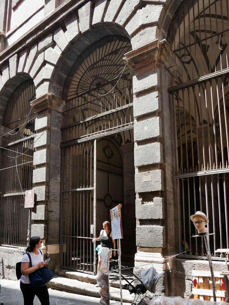 Vchádzame do Kostola San Gregorio Armeno