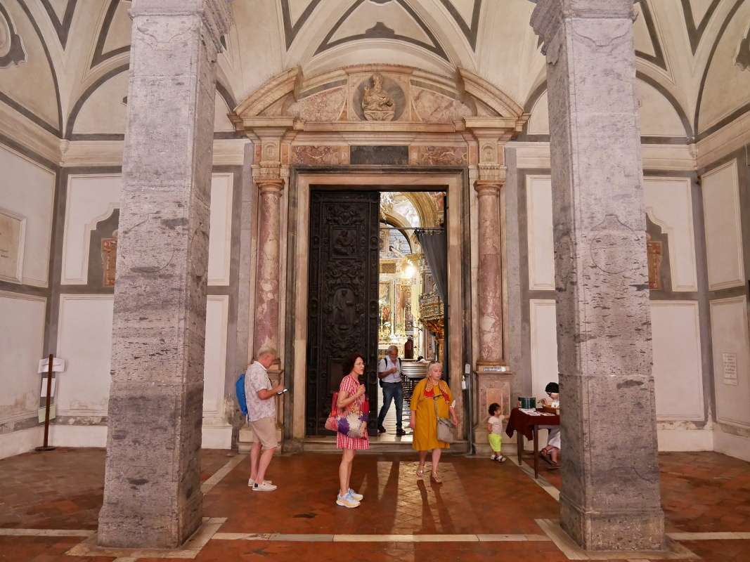 Kostol San Gregorio Armeno - vstupný portál, nad nami je chór pre mníšky