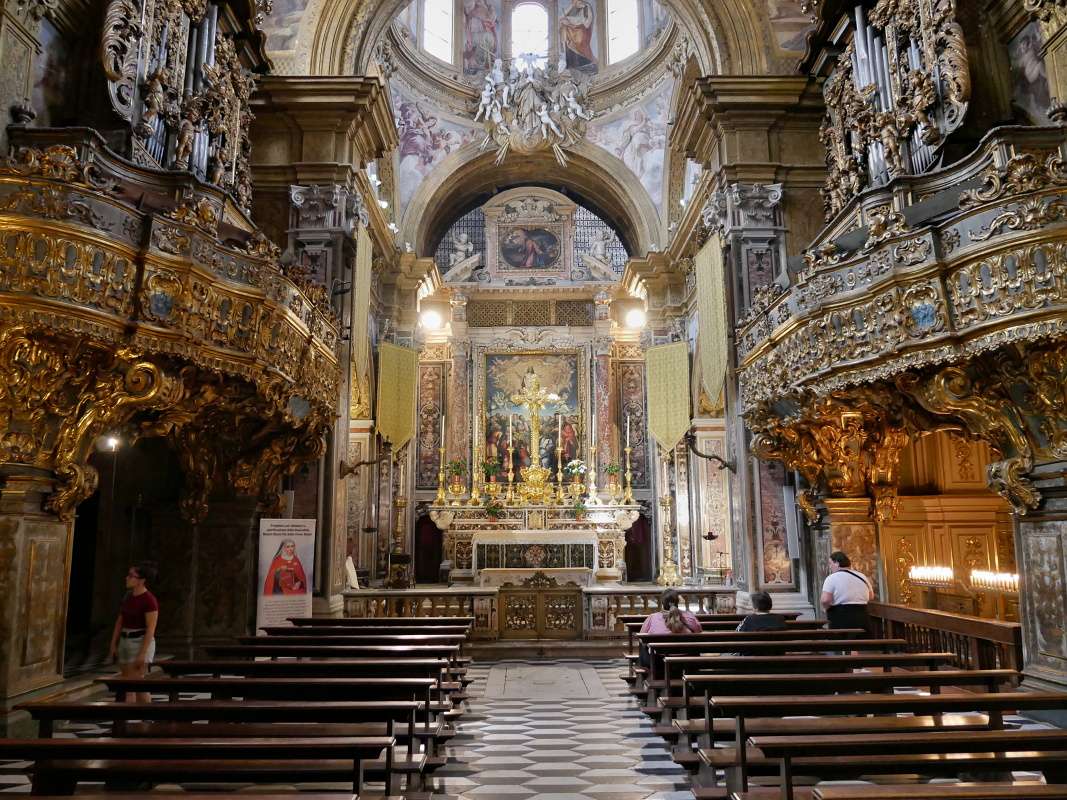 Kostol San Gregorio Armeno - hlavný oltár a organy