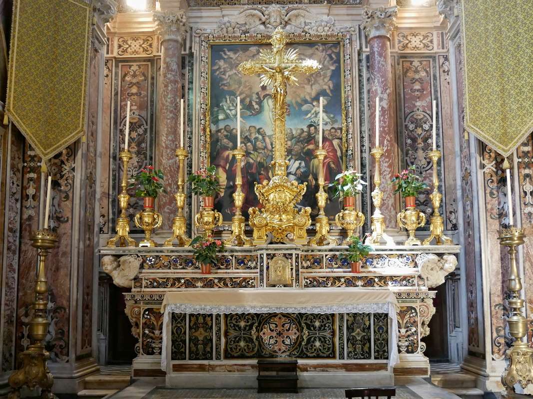 Kostol San Gregorio Armeno - hlavný oltár s obrazom Nanebovstúpenia od Giovanniho Bernarda Lamu, r. 1574