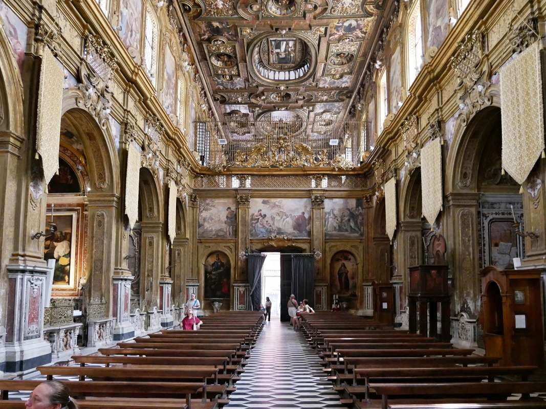 Kostol San Gregorio Armeno - pohľad ku vstupu, hore vidno zamrežovaný chór pre mníšky