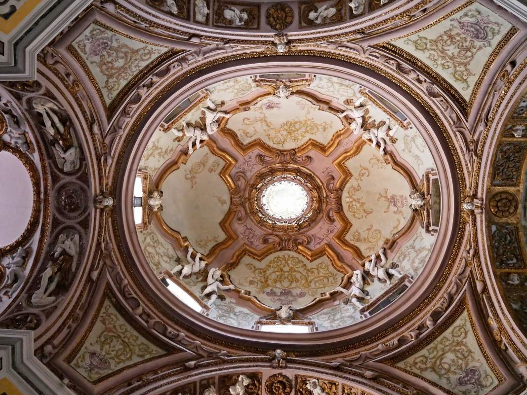 Kostol sv. Pavla (Basilica di San Paolo Maggiore) - kupolka v bočnej lodi