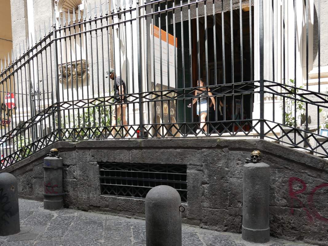 Lebky pred Kostolom Santa Maria s múzeom (Complesso Museale Santa Maria delle Anime del Purgatorio ad Arco)