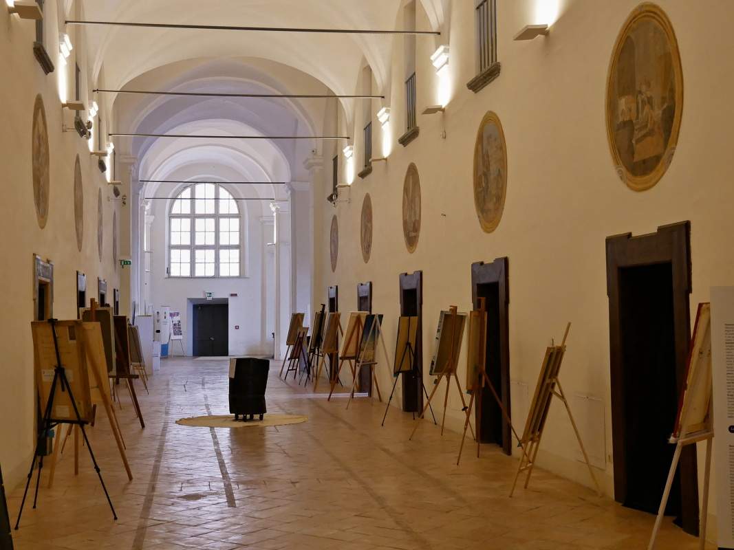 Dominikánsky kláštor, 1. poschodie - chodba s celou sv. Tomáša Akvinského (vpravo, mimo záber)