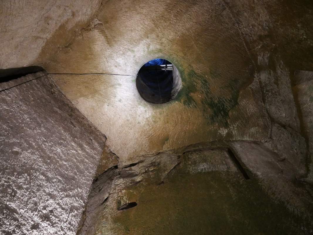 Napoli Sotterranea - komín, cez ktorý prší