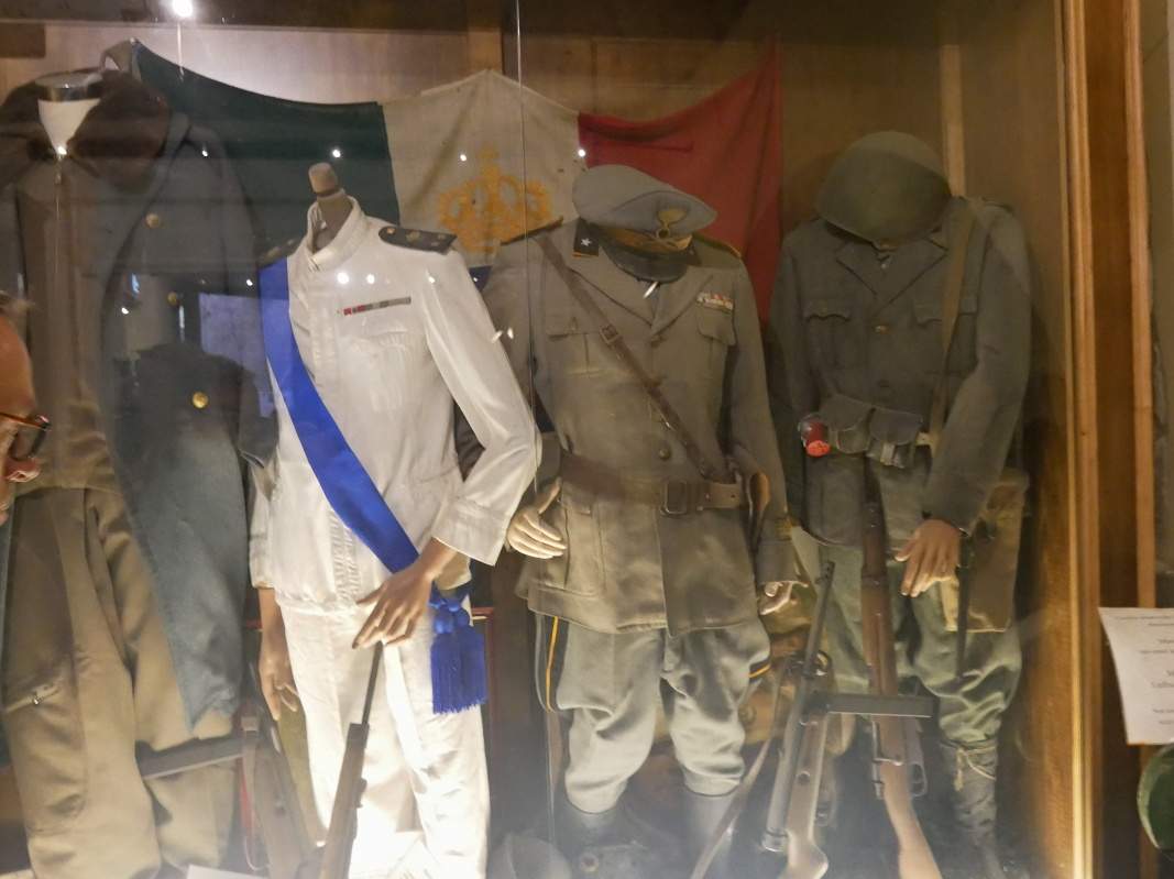 Napoli Sotterranea - a kontinuálne sme prešli do mini múzea s vojenskými uniformami