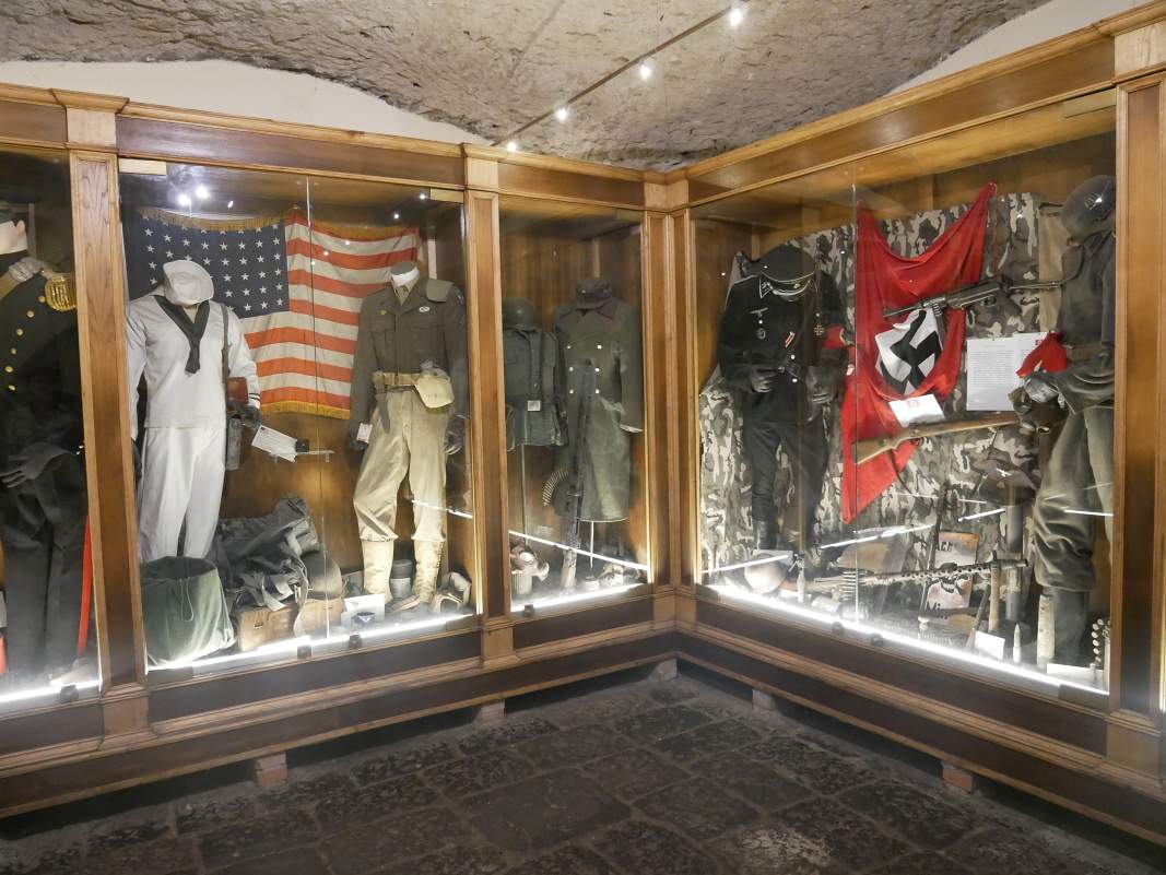 Napoli Sotterranea - mini múzeum s vojenskými uniformami