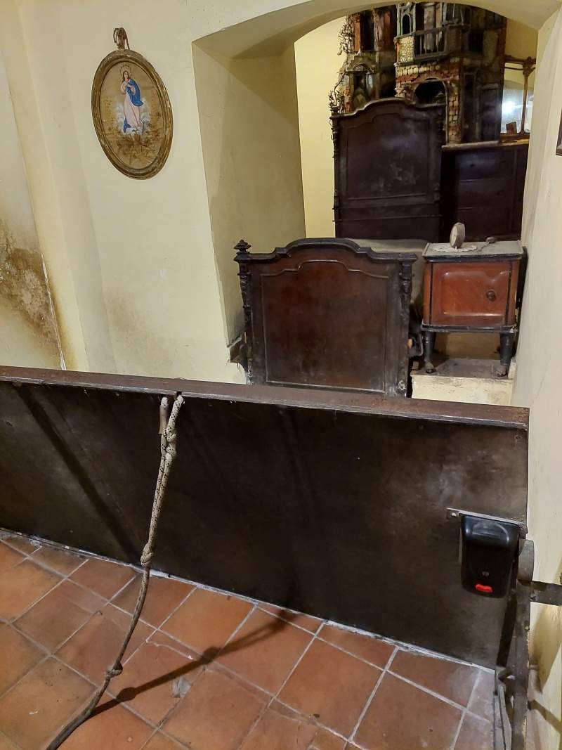 Napoli Sotterranea - vstup do podzemia s Rímskym divadlom je v opustemom dome pod posteľou