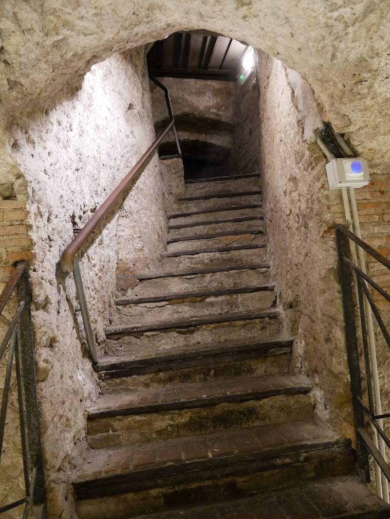 Napoli Sotterranea - po týchto schodich sme zišli