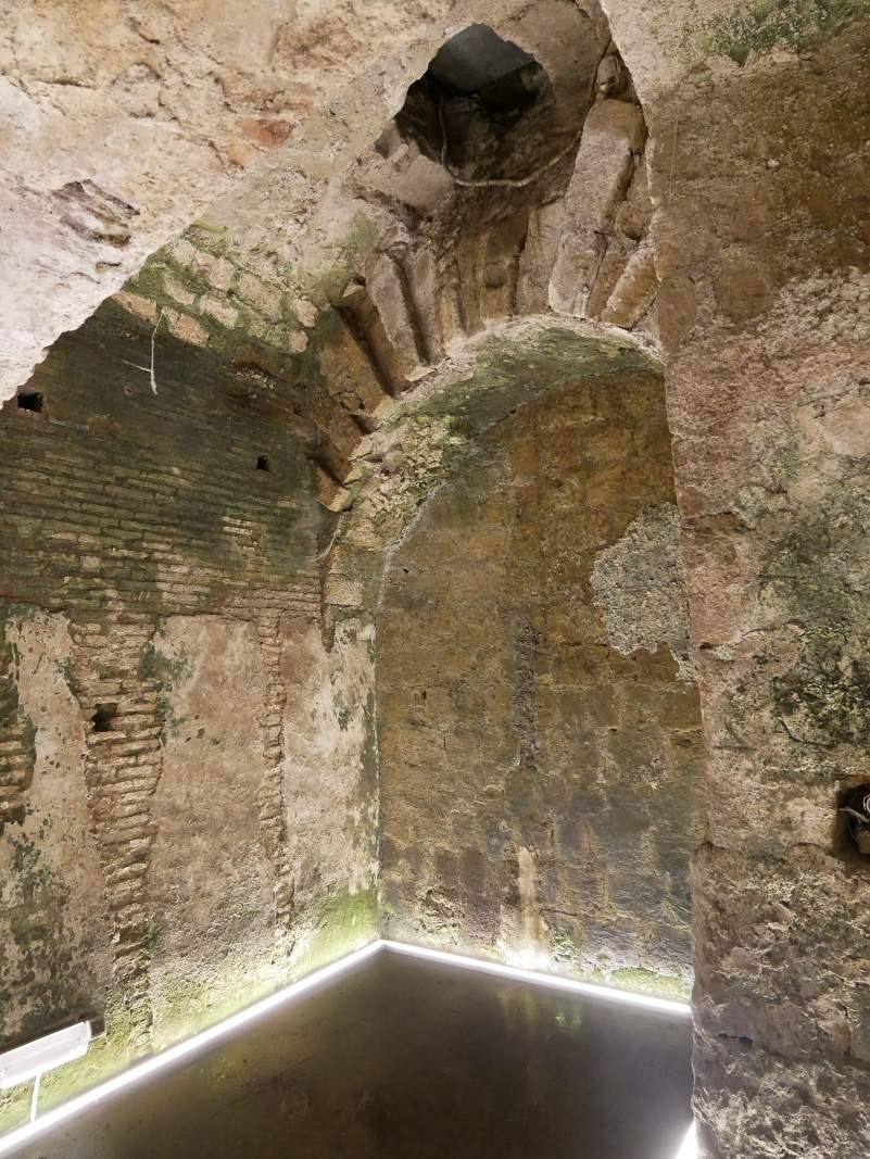 Napoli Sotterranea - grécko-rímske divadlo, tzv. Neronove divadlo