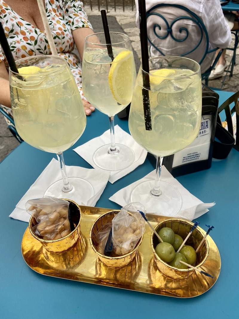 Hladné sme nejak neboli, ale limoncello spritz pred sv. Dominikom padol super - osviežil, posilnil a zasýtil :)