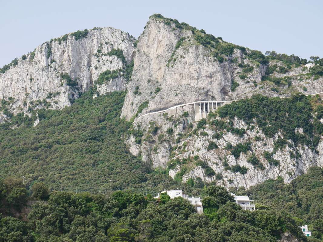 Cesta z Capri do Anacapri - pod cestou vidno Fénické schody