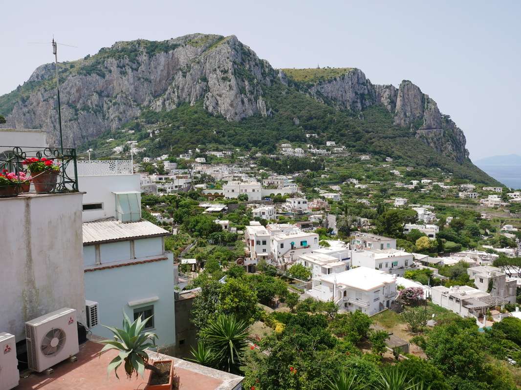 Výhľad z Capri - skala s Anacapri