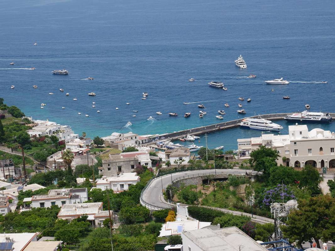 Výhľad z Capri - Marina Grande