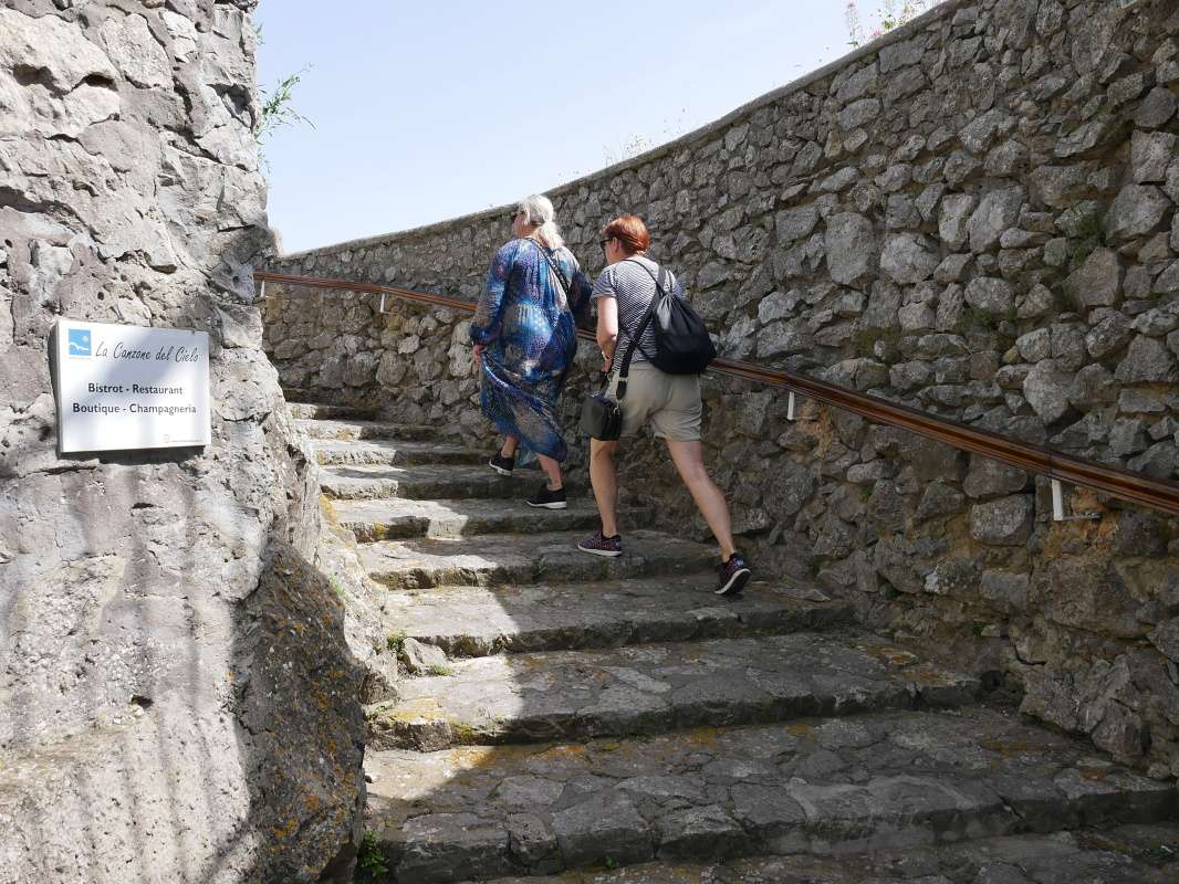 Ešte pár schodov k reštaurácii :)