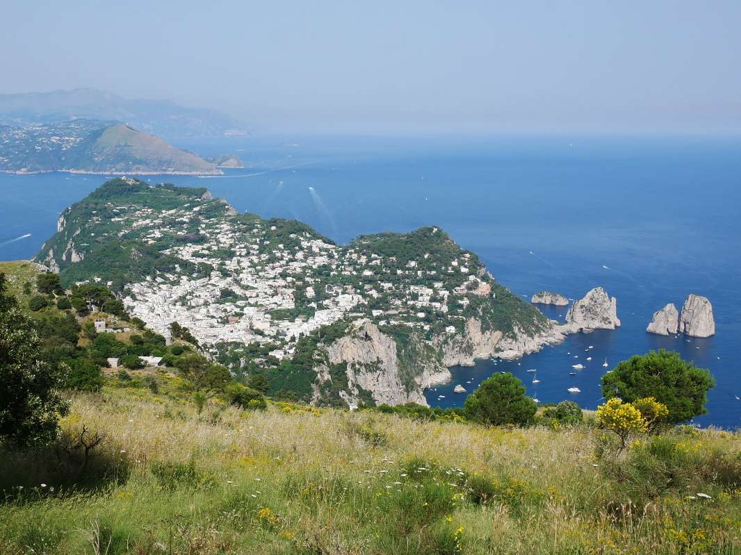 Faragliony, východ ostrova, Villa Jovis, a pevnina