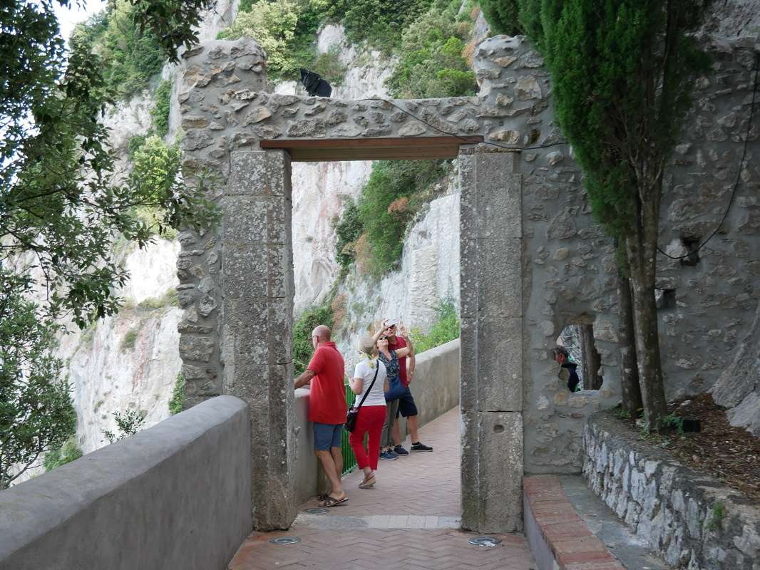 Východ na Fénické schody za Vilou San Michele