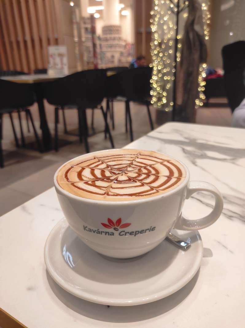 Karamelové latté v Creperie
