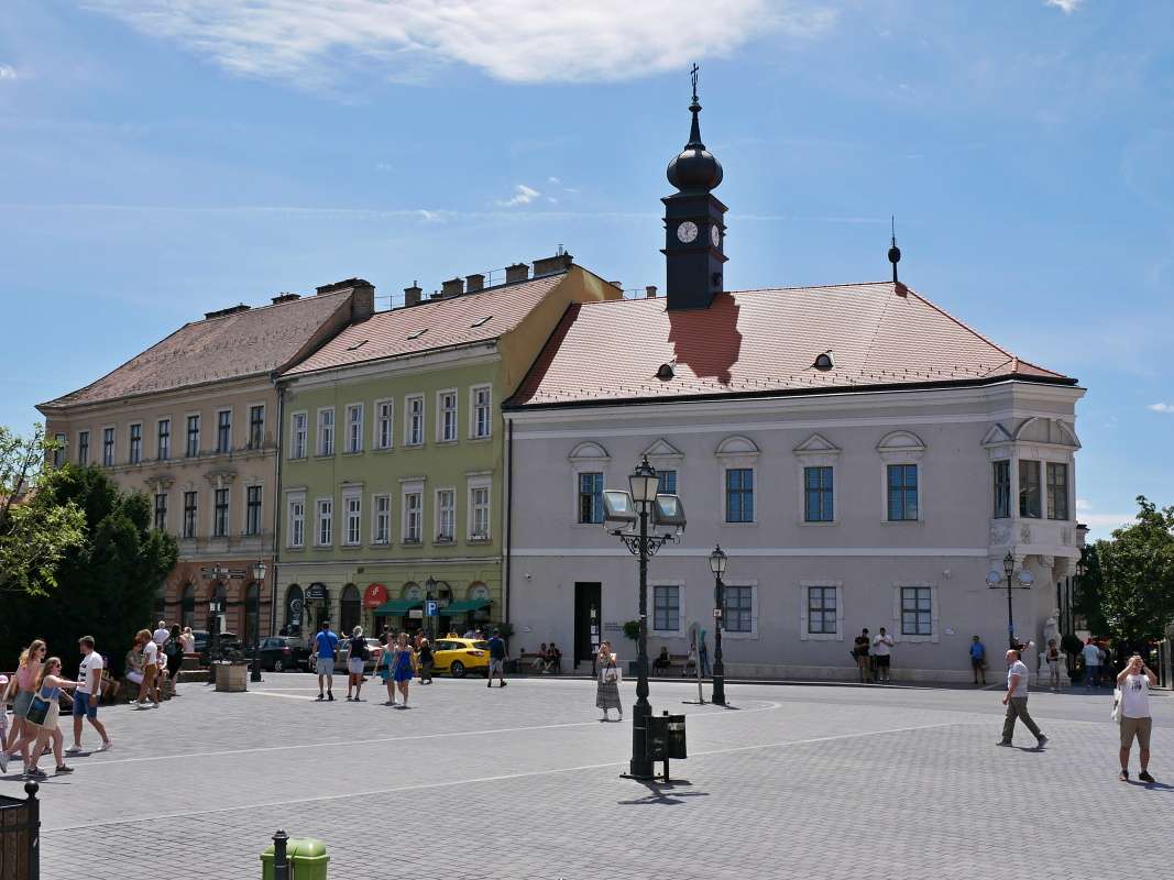 Domy oproti kostolu