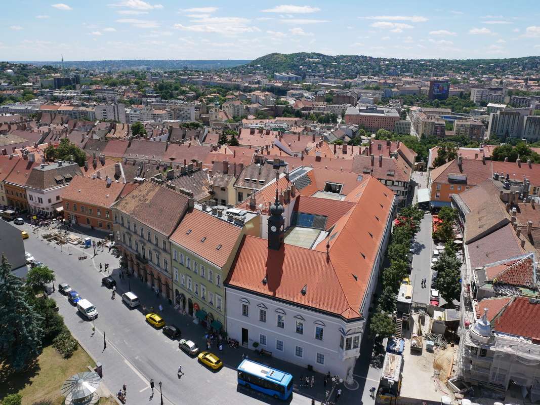 Matyášov kostol - domy a námestie pod kostolom