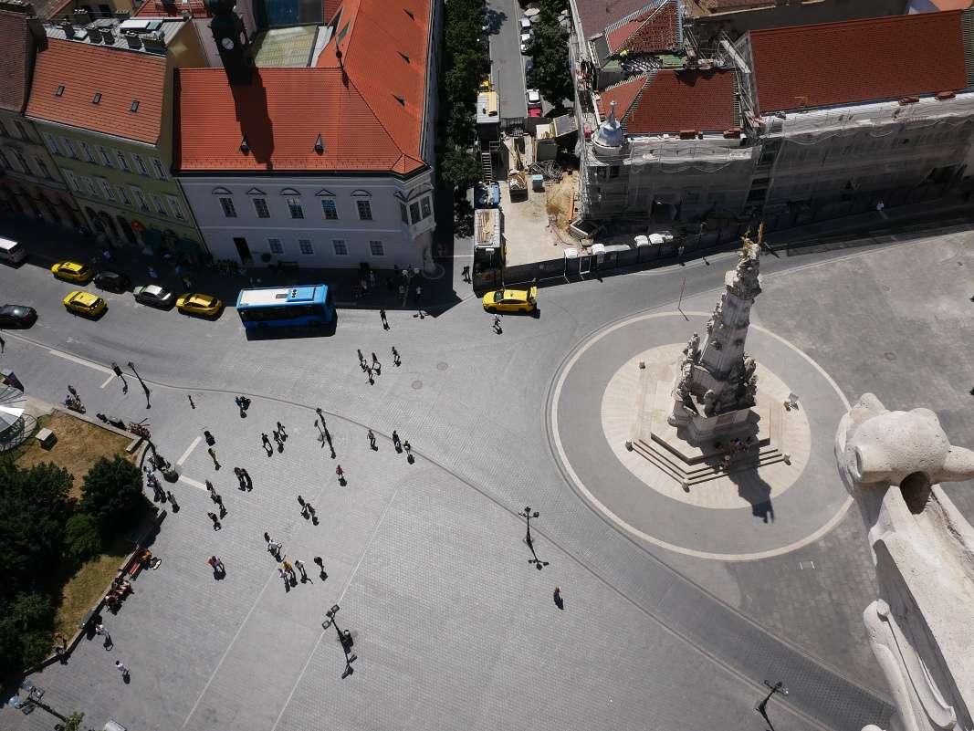 Matyášov kostol - domy a námestie pod kostolom