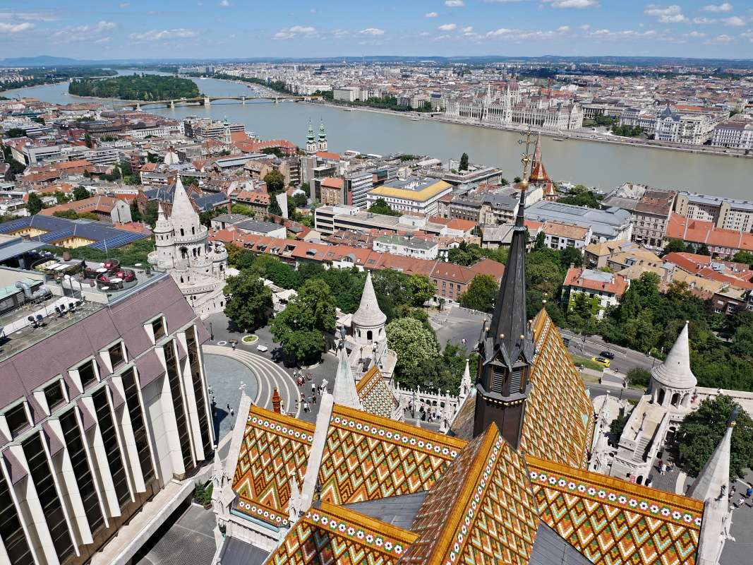 Matyášov kostol - strecha kostola, Halászbástya, Maďarský parlament a Margarétin ostrov