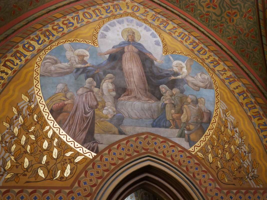 Matyášov kostol - výzdoba nad vstupom do Loretánskek kaplnky