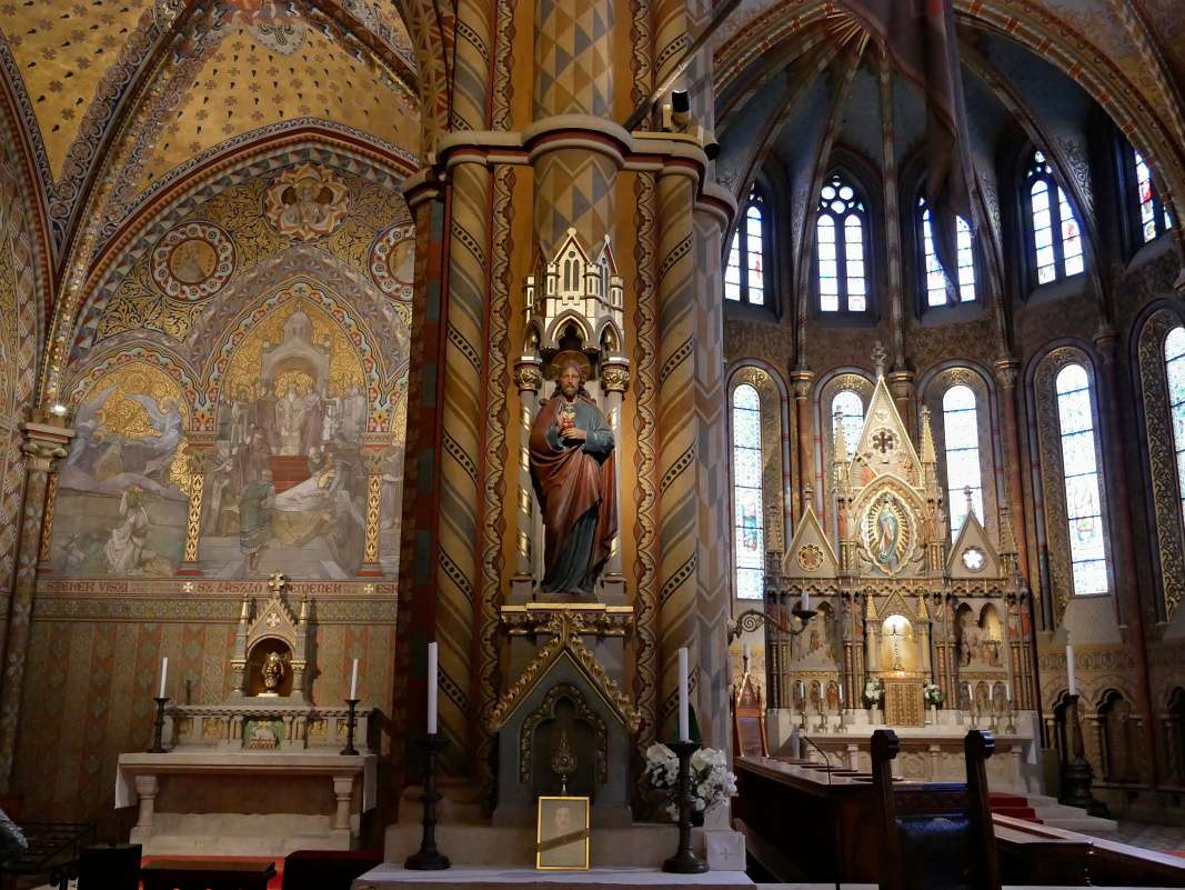 Matyášov kostol - Kaplnka sv. Ladislava a Hlavný oltár