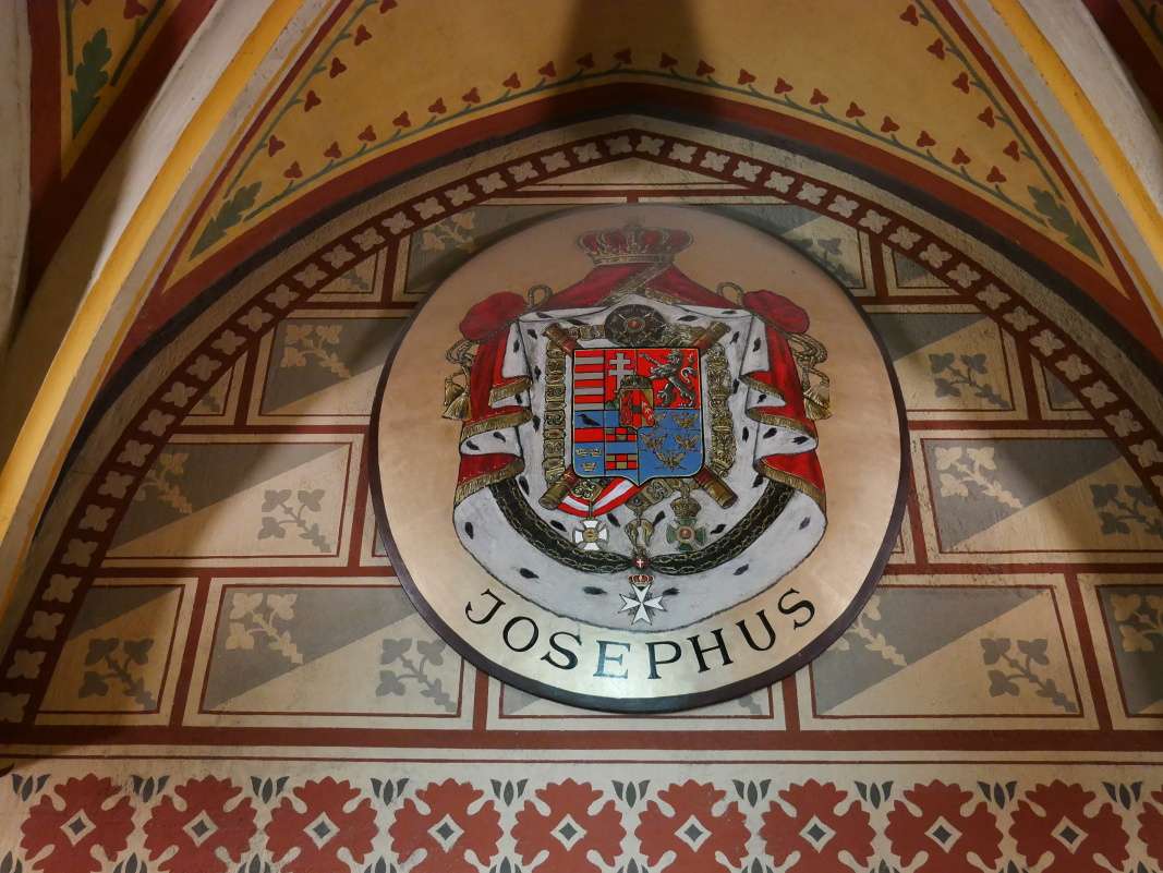 Matyášov kostol - Erbové štíty uhorských maltézskych rytierov pred Kaplnkou maltézskych rytierov