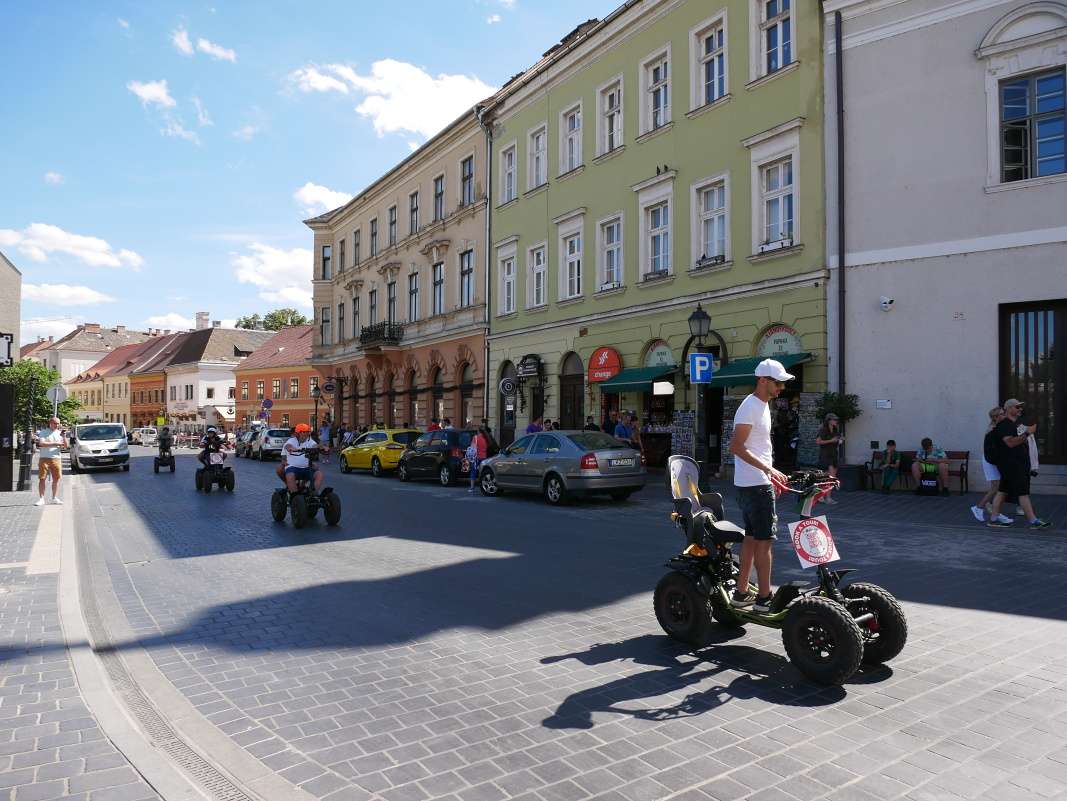Pred kostolom to žije :)