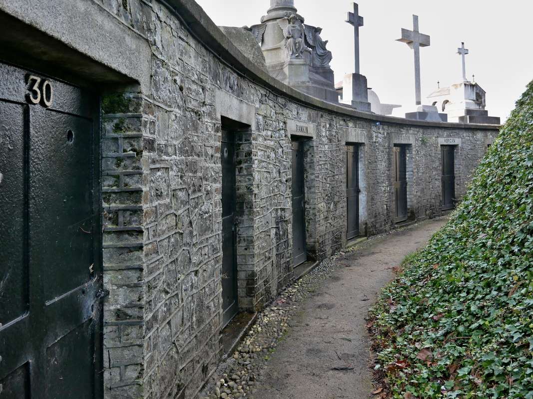 cintorín Glasnevin, hrobky okolo veže