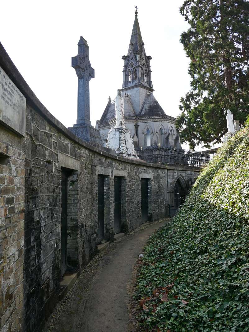 cintorín Glasnevin, hrobky okolo veže