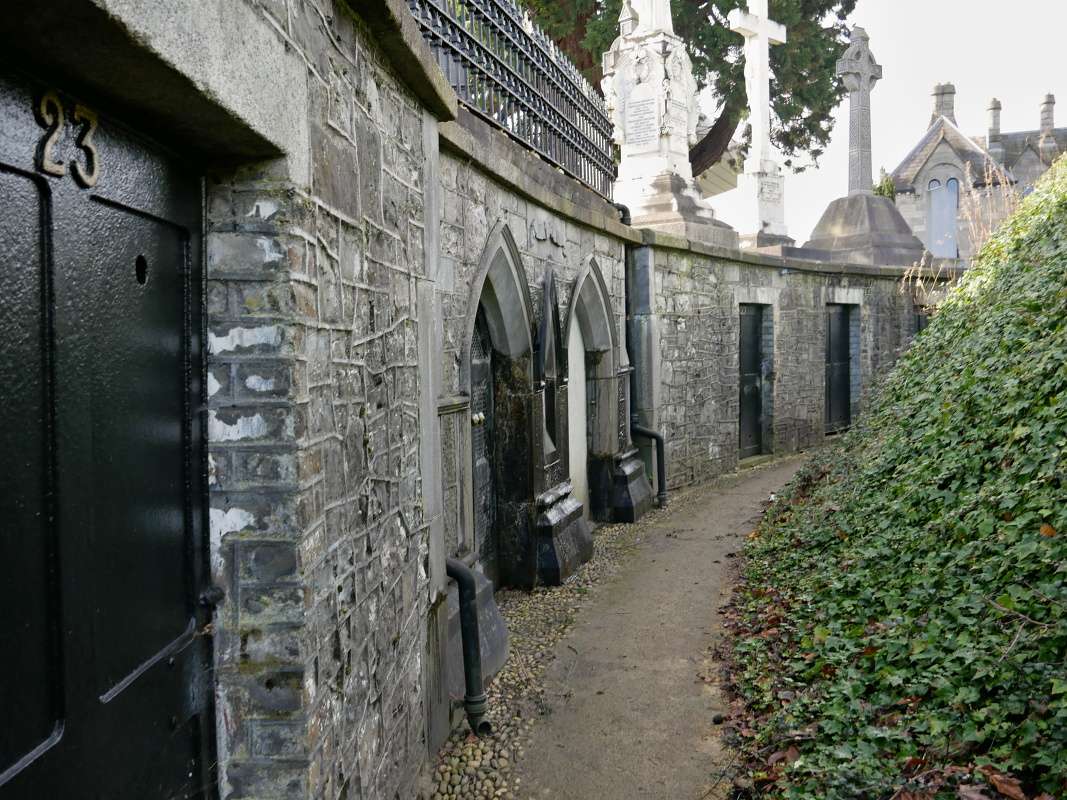 cintorín Glasnevin, hrobky okolo veže