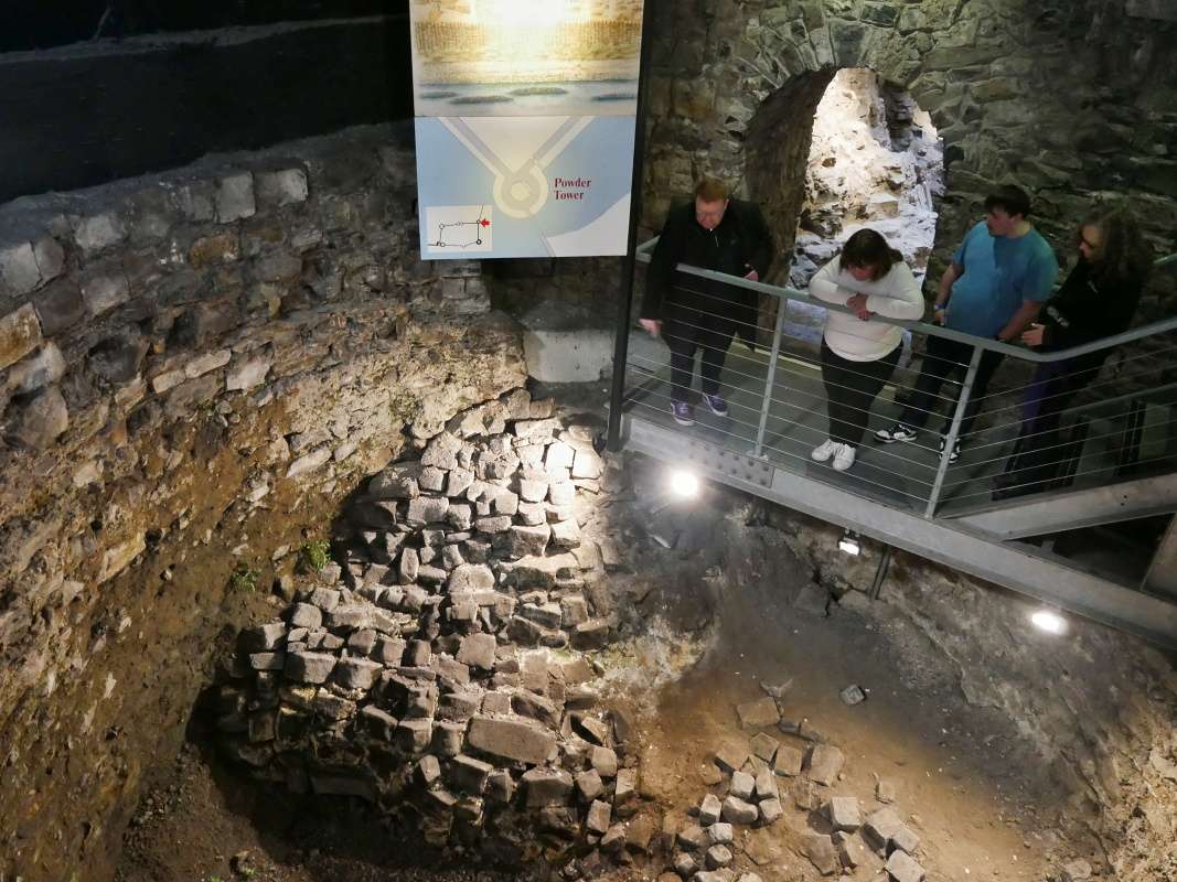 Dublinský zámok, sme pri zvyškoch Prašnej veže