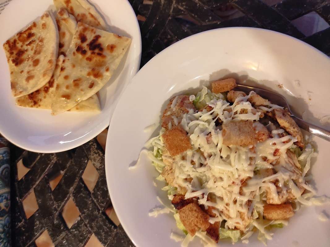 Večera - chicken salat a chlebík naan