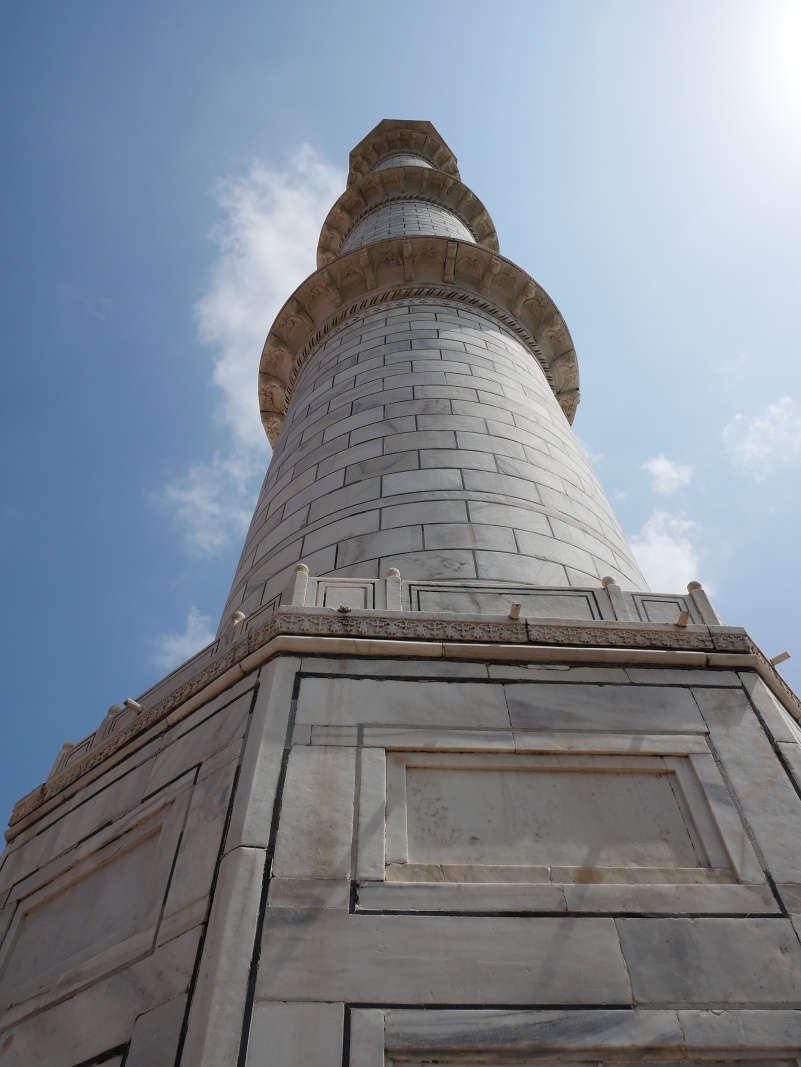 Jeden z minaretov, sú naklonené mierne od mauzólea