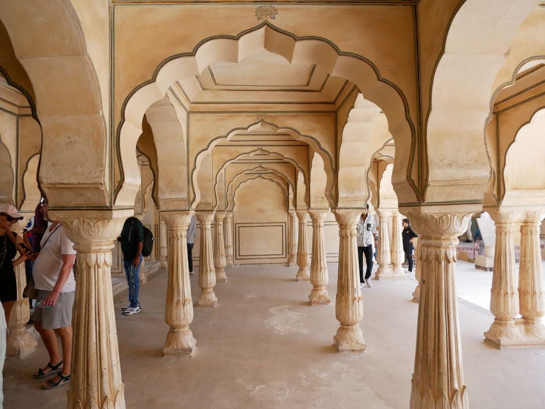 Amber Fort - Druhé nádvorie - 27 stĺpov Sattais Kacheri vedľa Diwan-e-Aam, miesto kráľovských kancelárií