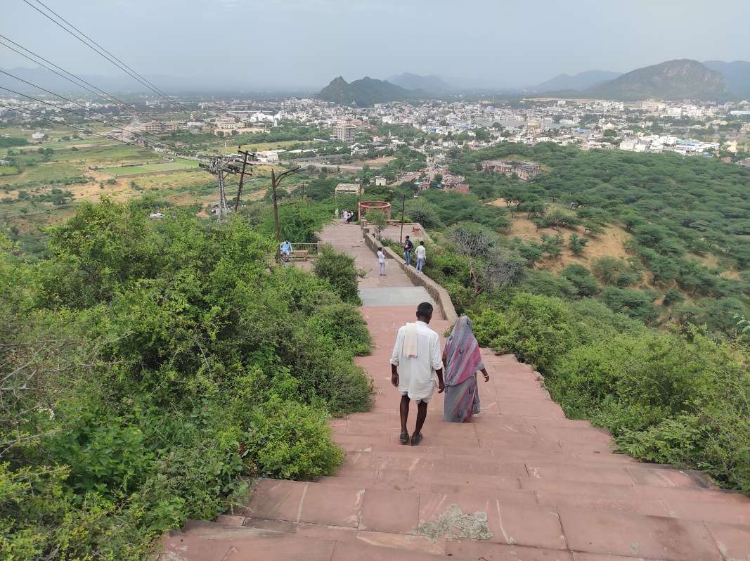 Savitri Mata Mandir - po schodoch dole z kopca
