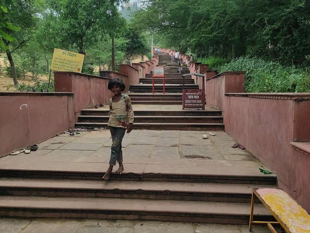 Savitri Mata Mandir - po schodoch dole z kopca