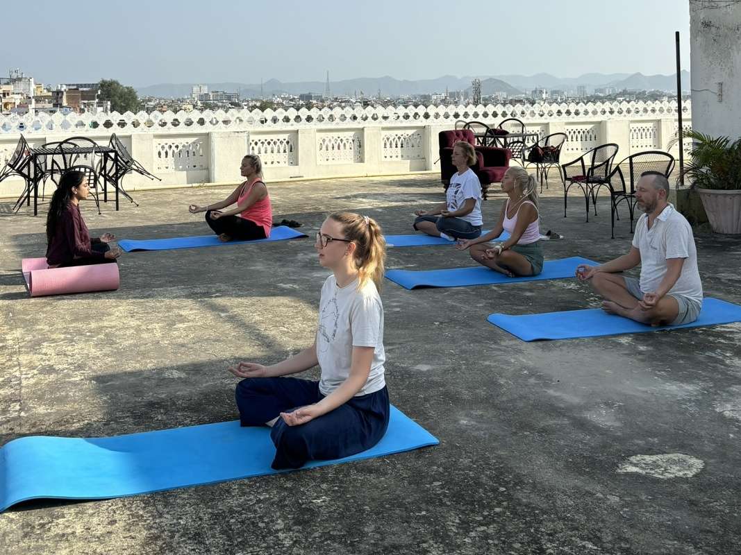 Joga na streche hotela Aaram Mahal