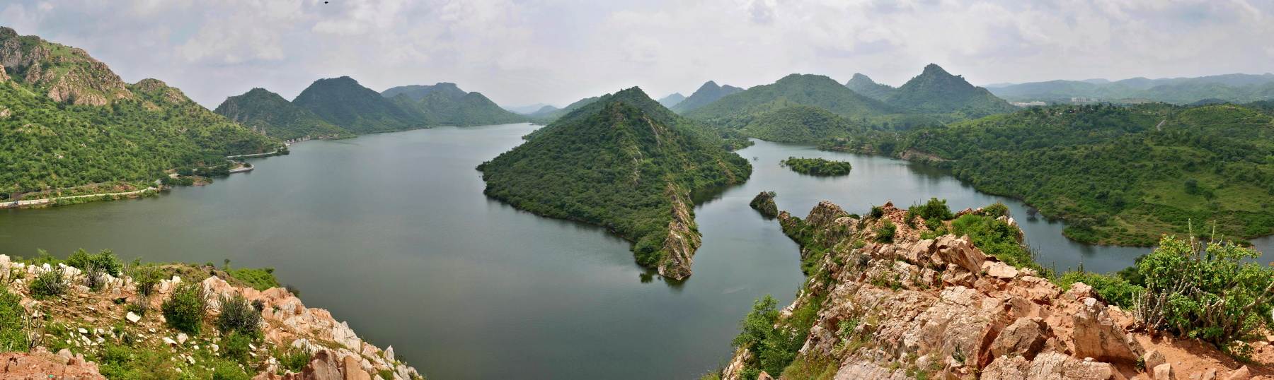 Vyhliadka Bahubali Hills pri jazere Badi