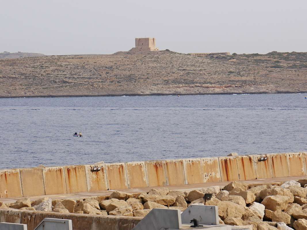 Veža Santa Marija na Comino z prístavu Cirkewwa