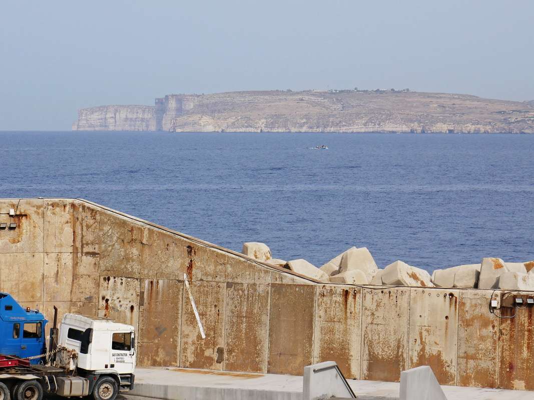 Útesy Ta-Cenc na Gozo  z prístavu Cirkewwa
