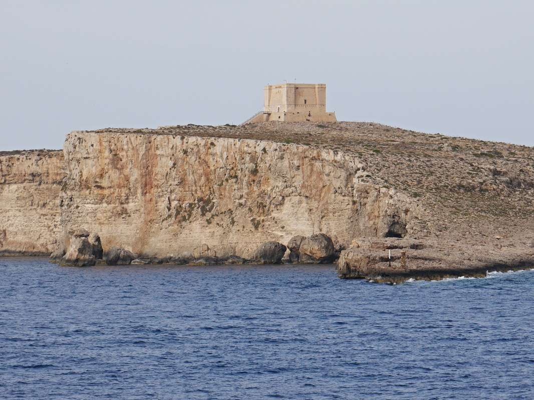 Comino z trajektu, Veža Santa Marija
