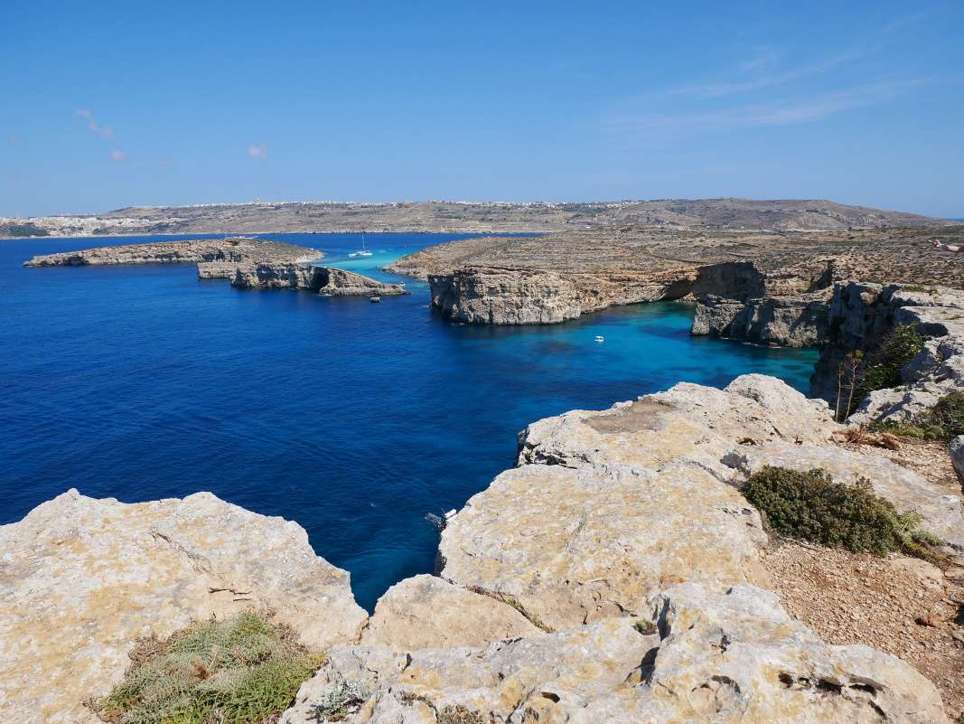 Comino - výhľad na Modrú lagúnu od veže Santa Marija