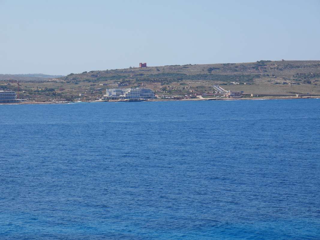 Comino - Batéria Santa Marija, výhľad na Červenú vežu na Malte
